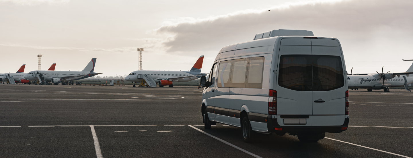 Ônibus de transfer estacionado no aeroporto