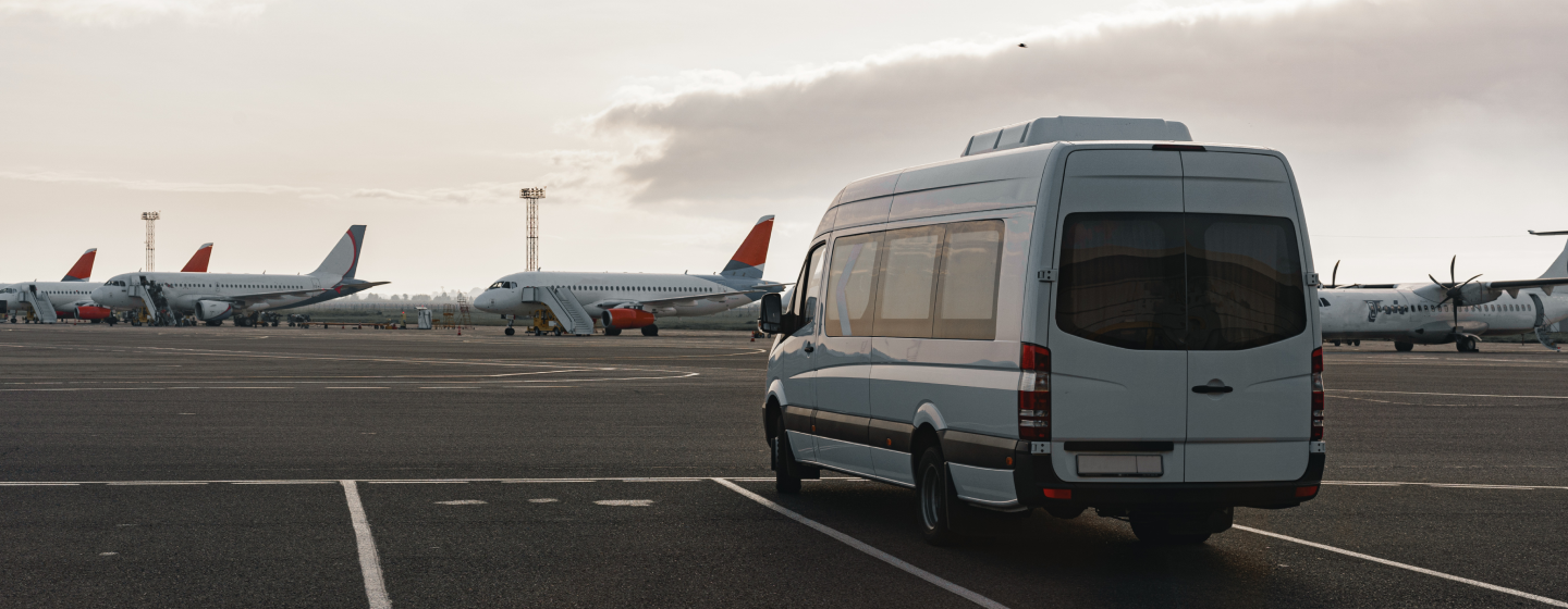 Ônibus em estacionamento de aeroporto